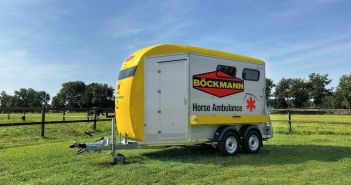 Böckmann Portax LE Ambulanzanhänger garantiert sicheren Notfalltransport verletzter (Foto: Böckmann Fahrzeugwerke GmbH)