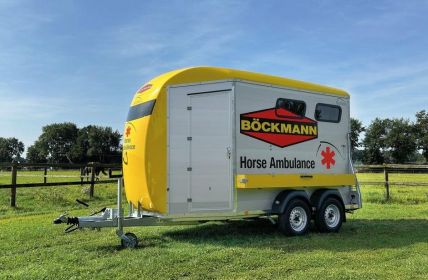 Böckmann Portax LE Ambulanzanhänger garantiert sicheren Notfalltransport verletzter (Foto: Böckmann Fahrzeugwerke GmbH)