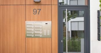 Komfortable KNOBLOCH Mauerdurchwurfanlage ermöglicht sichere Postzustellung ohne klingelnde (Foto: Max Knobloch Nachf. GmbH)