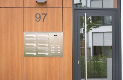 Komfortable KNOBLOCH Mauerdurchwurfanlage ermöglicht sichere Postzustellung ohne klingelnde (Foto: Max Knobloch Nachf. GmbH)