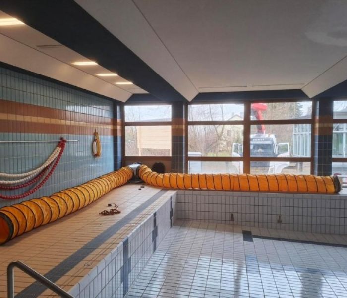 Die in der Schwimmhalle eingerichtete Winterbaubeheizung. (Foto: ENERENT GmbH)