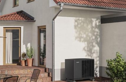 Lebenszykluskostenanalyse zeigt Wärmepumpen oft günstiger als herkömmliche Gasheizungen sein Gasheizung tauschen und bis zu siebzig Prozent Förderung (Foto: Stiebel Eltron GmbH & Co. KG)