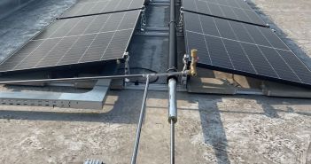 Hybridkollektoren liefern Solarstrom, Wärme saisonal für Heizung und Warmwasser SHK-Fachbetrieb nutzt 24 Hybridkollektoren komplett für Heizung und (Foto: TWL Technologie GmbH)