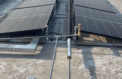 Hybridkollektoren liefern Solarstrom, Wärme saisonal für Heizung und Warmwasser SHK-Fachbetrieb nutzt 24 Hybridkollektoren komplett für Heizung und (Foto: TWL Technologie GmbH)