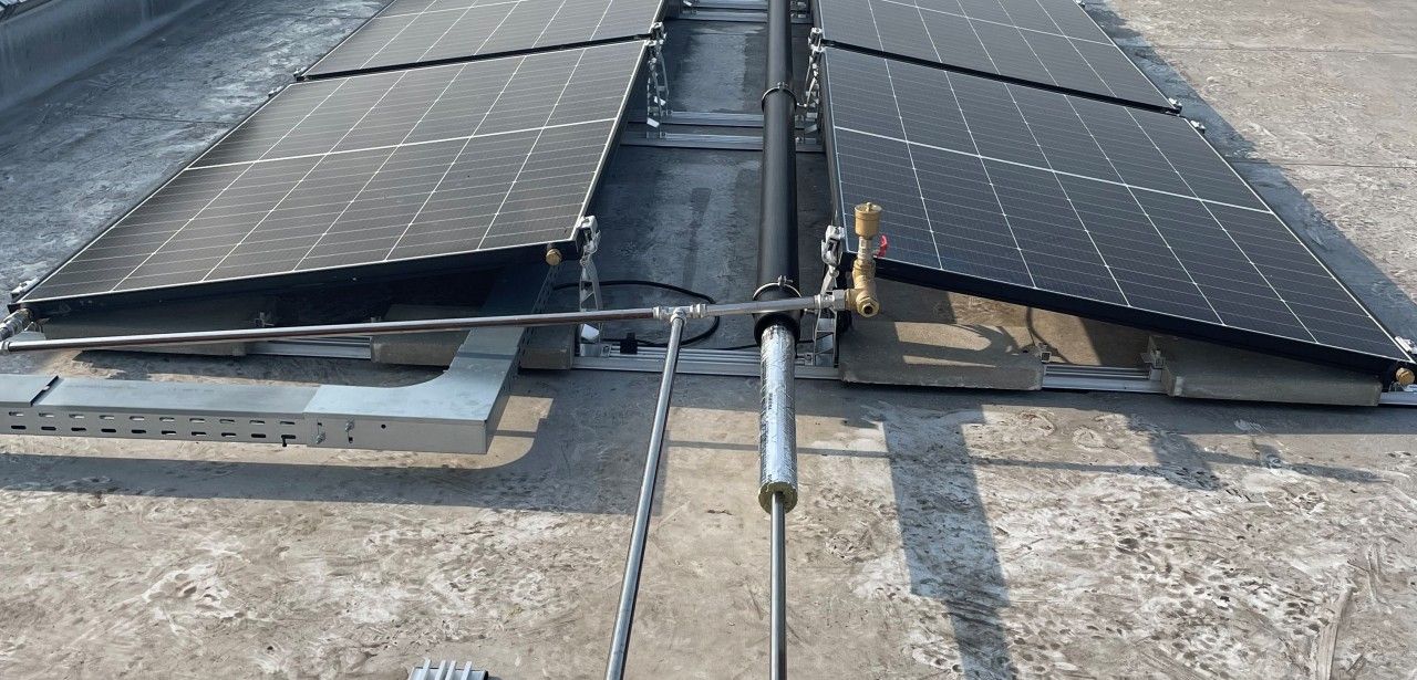 Hybridkollektoren liefern Solarstrom, Wärme saisonal für Heizung und Warmwasser SHK-Fachbetrieb nutzt 24 Hybridkollektoren komplett für Heizung und (Foto: TWL Technologie GmbH)
