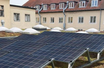 Vormontierte TRITON Komponenten ermöglichen Installation ohne Schrauben und Spezialwerkzeug Werkzeuglose TRITON flora Lösung fixiert PV-Module sicher ohne (Foto: T.Werk GmbH)