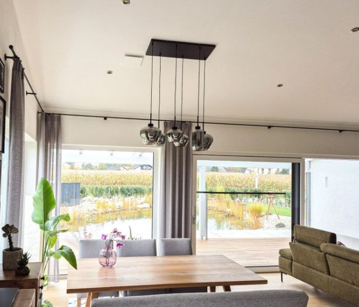 Im Wohnraum hält sich die x-well Wohnraumlüftung im Hintergrund (Foto: Kermi GmbH)