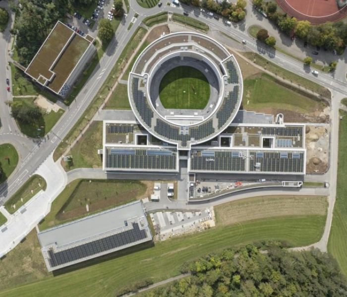 Bertha-Benz-Schule Sigmaringen.Das Solargründach von Optigrün (Foto: Roland Halbe Fotografie)